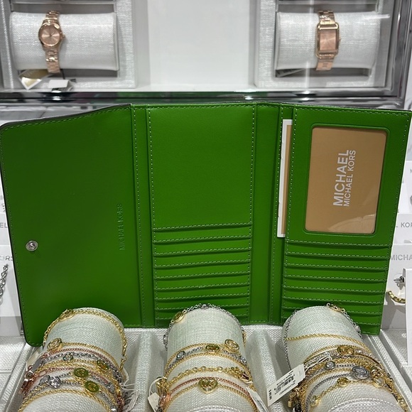 Michael Kors Jet Set Large Logo Trifold Wallet
Jungle Green 
NWT - Picture 11 of 16